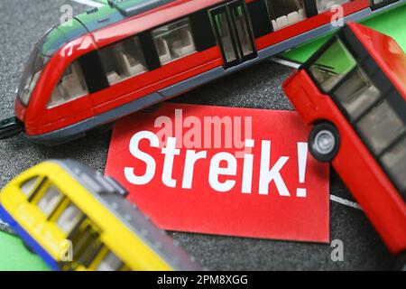 Minitaturen Von Bus Und Bahn Mit Einem Streik-Schild, Streik Im ÖPNV ...