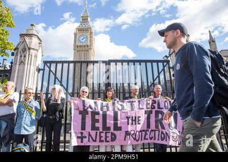 Supporters of WikiLeaks founder Julian Assange gather to form a human chain around the Houses of Parliament in London. Stock Photo