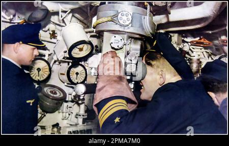 U-BOAT WW2 Nazi Submarine interior on attack mode with periscope up Rare colour image interior action image WWII: German Activities. A German submarine in attack. The Commander positions the periscope for attack 1940s WW2 World War II Second World War Battle of The Atlantic Nazi Kriegsmarine Navy Stock Photo