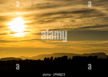 sunset on Highway 15 as it passes through the Yaquis towns between the municipalities of Empalme and Ciudad Obregon in the southern Mexican state of Sonora, Mexico. © (© Photo by Luis Gutierrez / Norte Photo)  atardecer en la carretera 15 a su paso por los pueblos Yaquis entre los municipios de  Empalme y Ciudad Obregon  sur del estado mexicano de Sonora, Mexico . © (© Photo by LuisGutierrez / Norte Photo) Stock Photo