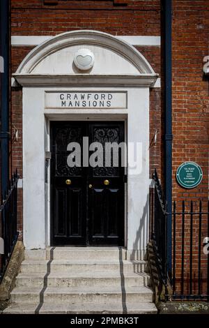 TS Eliot's former home at Crawford Mansions 62 Crawford St London. Green Plaque inscriptionT. S. Eliot 1888-1965 poet, critic, playwright lived here. Stock Photo