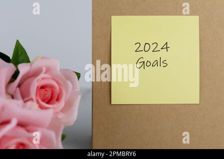 Adhesive note with text 2024 Goals Stock Photo