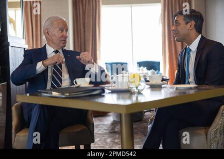 (230412) -- BELFAST, April 12, 2023 (Xinhua) -- British Prime Minister Rishi Sunak (R) meets with U.S. President Joe Biden in Belfast, Northern Ireland, the United Kingdom, on April 12, 2023. During his visit to Belfast on Wednesday, U.S. President Joe Biden called for the restoration of the power-sharing government in Northern Ireland. However, analysts do not expect his plea to lead to significant change. (Simon Walker/No 10 Downing Street/Handout via Xinhua) Stock Photo