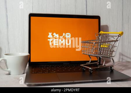 Mini laptop fotografías e imágenes de alta resolución - Alamy