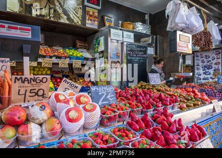 Spain, Valencia, central market in Art Nouveau (modernist) style designed in the 1920s by architects Alexandre Soler i March and Francesc Guàrdia i Vial then Enrique Viedma and Angel Romani with an inauguration in 1928, fruit and vegetable stall Stock Photo