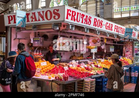 Spain, Valencia, central market in Art Nouveau (modernist) style designed in the 1920s by architects Alexandre Soler i March and Francesc Guàrdia i Vial then Enrique Viedma and Angel Romani with an inauguration in 1928, fruit and vegetable stall Stock Photo