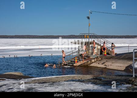 People ice swimming on a sunny spring day at Rauhaniemi Folk Spa or Rauhaniemen kansankylpylä in Tampere, Finland Stock Photo