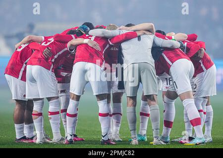 Brussels, Belgium. 13th Apr, 2023. BRUSSELS, BELGIUM - APRIL 13: players of AZ during the UEFA Europa Conference League quarter finals first leg match between RSC Anderlecht and AZ at Lotto Park on April 13, 2023 in Brussels, Belgium (Photo by Patrick Goosen/Orange Pictures) Credit: Orange Pics BV/Alamy Live News Stock Photo