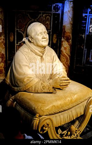 Statue of Pope Pius IX in Santa Maria Maggiore Basilica in Rome Italy Stock Photo