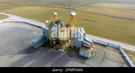 Silage Drying Building Modern agricultural grain drying complex and silos Stock Photo - Alamy