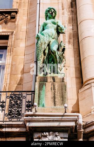 Detail of the bronze statues. Hansahuis was one of the first office buildings in Antwerp. Built by the architect Jos Hertogs between 1897 and 1901. Th Stock Photo