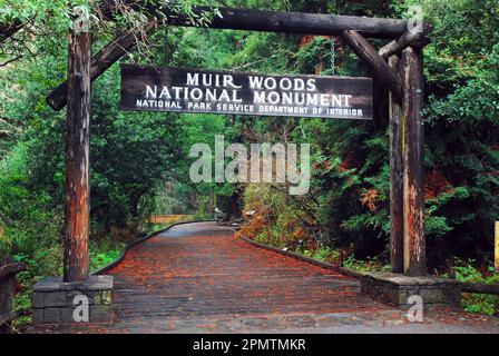 A wood beam and sign welcomes visitors to the Muir Woods National Monument, home of giant redwood trees, in Mill Valley, California Stock Photo