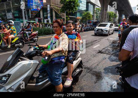 Mae Sot, Thailand. 15th Apr, 2023. Locals and tourists celebrate the water festival of Songkran in the Silom area of Bangkok, Thailand, Saturday, April 15, 2023. This is the first time since the Covid-19 pandemic began, that the Songkran festival has been allowed to happen at full scale. (Credit Image: © Andre Malerba/ZUMA Press Wire) EDITORIAL USAGE ONLY! Not for Commercial USAGE! Credit: ZUMA Press, Inc./Alamy Live News Stock Photo