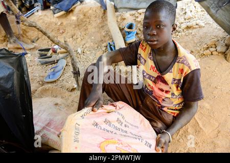 BURKINA FASO , Fada N´Gourma, village TINDANGOU, gold mining Camp PAMA, artisanal gold mines where children are working / illegales Goldgräber camp Pama, hier arbeiten auch Kinder in den Stollen Stock Photo