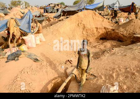 BURKINA FASO , Fada N´Gourma, village TINDANGOU, gold mining Camp PAMA, artisanal gold mines where children are working / illegales Goldgräber camp Pama, hier arbeiten auch Kinder in den Stollen Stock Photo