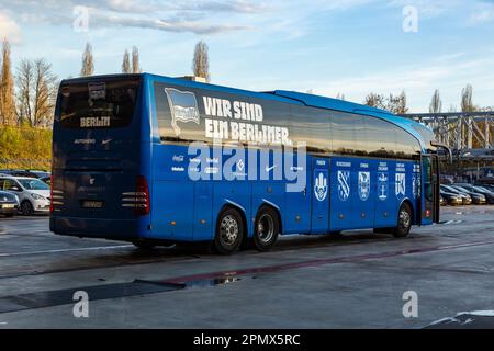 sports, football, Bundesliga, 2022/2023, FC Schalke 04 vs. Hertha BSC Berlin 5-2, Veltins Arena Gelsenkirchen, Berlin teambus, DFL REGULATIONS PROHIBIT ANY USE OF PHOTOGRAPHS AS IMAGE SEQUENCES AND/OR QUASI-VIDEO Stock Photo