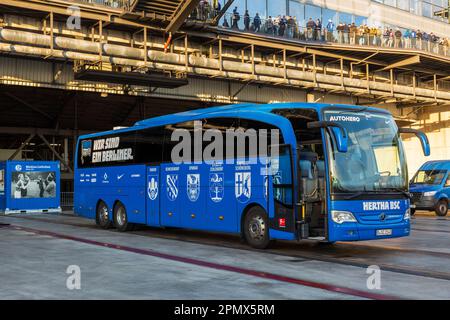 sports, football, Bundesliga, 2022/2023, FC Schalke 04 vs. Hertha BSC Berlin 5-2, Veltins Arena Gelsenkirchen, Berlin teambus, DFL REGULATIONS PROHIBIT ANY USE OF PHOTOGRAPHS AS IMAGE SEQUENCES AND/OR QUASI-VIDEO Stock Photo