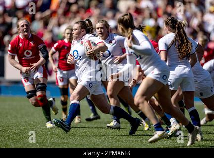 England's Sarah Bern in action during the third round of the TikTok Women's Six Nations, Cardiff Arms Park, Cardiff. Picture date: Saturday April 15, 2023. Stock Photo