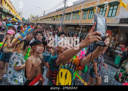 Bangkok, Thailand. 15th Apr, 2023. Tourists seen taking a selfie during the Songkran festival at Khaosan road in Bangkok. Songkran 2023 festival is the first Songkran festival after COVID restrictions in Thailand. This festival is the Thai New Year's national holiday that takes place on 13-15 April. Songkran festival famous activity is the public water fights framed as ritual cleansing. (Photo by Varuth Pongsapipatt/SOPA Images/Sipa USA) Credit: Sipa USA/Alamy Live News Stock Photo