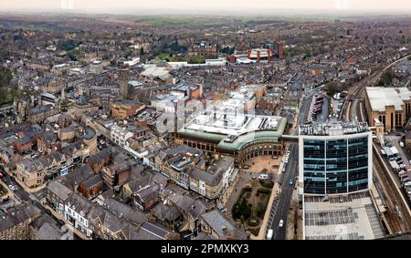 HARROGATE, UK - APRIL 15, 2023.  An aerial cityscape of Harrogate town centre with the Victoria Shopping Centre and Victorian architecture mixed with Stock Photo