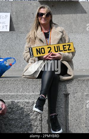 London, UK. 2023-04-15. Protesters hold up anti-ULEZ signs against Khan's proposed extension of his ULEZ zone to Trafalgar Square. Credit: See Li/Picture Capital/Alamy Live News Stock Photo