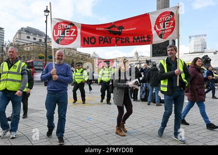 London, UK. 2023-04-15. Protesters hold up anti-ULEZ signs against Khan's proposed extension of his ULEZ zone to Trafalgar Square. Credit: See Li/Picture Capital/Alamy Live News Stock Photo