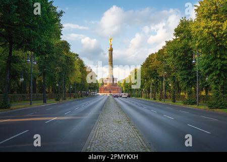 Victory Column (Siegessaule), Tiergarten Park and Bundesstrasse 2 highway  - Berlin, Germany Stock Photo