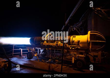 Test a F414 engine on the fantail aboard aircraft carrier USS George ...