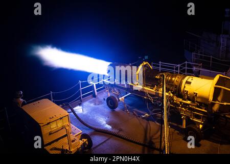 Test a F414 engine on the fantail aboard aircraft carrier USS George ...
