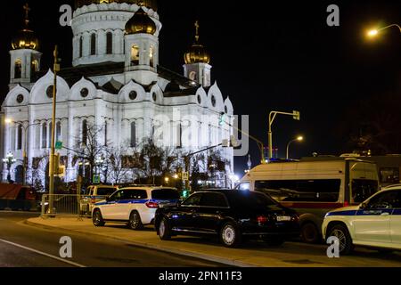 Moscow, Russia. 15th Apr, 2023. Police and government cars are seen near the Cathedral of Christ the Savior off from the crowd in Moscow. Orthodox Easter is celebrated on the night of April 16. A closed church service is being conducted on that night at the Cathedral of Christ the Savior in Moscow. Putin's press secretary announces that the Russian President will attend the ceremony in the cathedral. On the night of April 16, the ceremony was an invitation-only event. (Photo by Vlad Karkov/SOPA Images/Sipa USA) Credit: Sipa USA/Alamy Live News Stock Photo