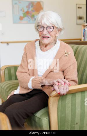 Kirchheim Unter Teck, Germany. 31st Mar, 2023. At 113, Charlotte Kretschmann is the oldest woman in Baden-Württemberg. She spends her everyday life not only with her grandchildren and distant relatives, but also shares it with the world via social media. With her almost 5,000 followers, the 113-year-old shares snapshots from her life every now and then, whether it's shopping, Christmas or a trip. Credit: Julian Rettig/dpa/Alamy Live News Stock Photo