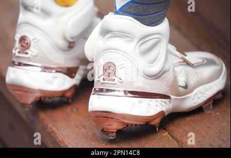 Pittsburgh Pirates' Andrew McCutchen wears a 1979 throwback uniform while  batting in the baseball game against the Cincinnati Reds in Pittsburgh,  Saturday, Aug. 22, 2009. (AP Photo/Keith Srakocic Stock Photo - Alamy