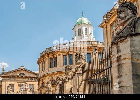Sculptures in front of the Sheldonian Theatre at the University of Oxford, Oxfordshire, England Stock Photo