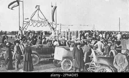 Arrival in Moscow and meeting of the participants of the St. Petersburg - Kyiv - Moscow - St. Petersburg automobile run. Photo from 1910. Stock Photo
