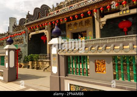 The front entrance of the Chan She Shu Yuen temple, Kuala Lumpur ...