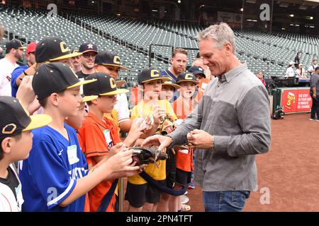 Houston, United States. 10th June, 2022. Miami Marlins Manager Don  Mattingly talks with Houston Astros Hall of Fame Craig Biggio before the  MLB game between the Houston Astros and the Miami Marlins