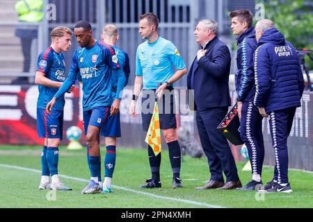 16-04-2023: Sport: Utrecht v Twente  UTRECHT, NETHERLANDS - APRIL 16: Sem Steijn (FC Twente), Joshua Brenet (FC Twente) and head coach Ron Jans (FC Tw Stock Photo