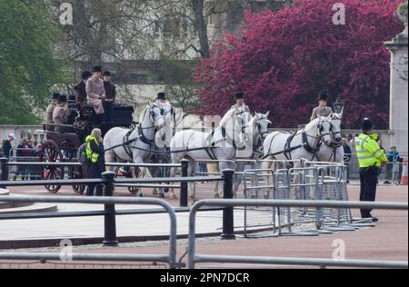 London, England, UK. 17th Apr, 2023. A horse-drawn carriage arrives at Buckingham Palace as rehearsals begin for the coronation of King Charles III and Queen Camilla, which takes place on May 6th. (Credit Image: © Vuk Valcic/ZUMA Press Wire) EDITORIAL USAGE ONLY! Not for Commercial USAGE! Credit: ZUMA Press, Inc./Alamy Live News Stock Photo