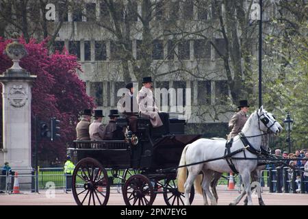 London, UK. 17th April 2023. A horse-drawn carriage arrives at Buckingham Palace as rehearsals begin for the coronation of King Charles III and Queen Camilla, which takes place on May 6th.  Credit: Vuk Valcic/Alamy Live News Stock Photo