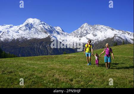 FRANCE, SAVOY ( 73 ), SAINTE FOY TARENTAISE, FAMILY TREK IN FRONT OF THE SUMMIT MONT POURRI, 3779 METERS, MR Stock Photo