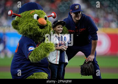 Make-A-Wish grants 7-year-old Houston Astros fan's dream; boy signed as  member of team and throws out first pitch