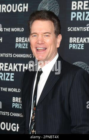 April 15, 2023, Los Angeles, CA, USA: LOS ANGELES - APR 15: Chris Isaak at the 9th Breakthrough Prize Ceremony Arrivals at the Academy Museum of Motion Pictures on April 15, 2023 in Los Angeles, CA (Credit Image: © Kay Blake/ZUMA Press Wire) EDITORIAL USAGE ONLY! Not for Commercial USAGE! Stock Photo