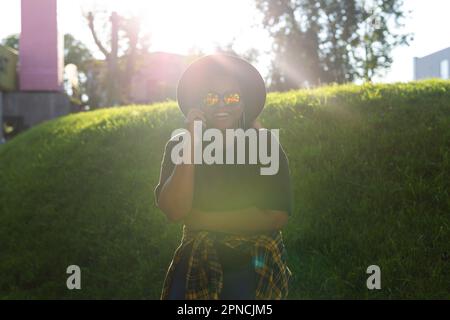 African american woman talking phone in the city - millennial generation and urban concept Stock Photo