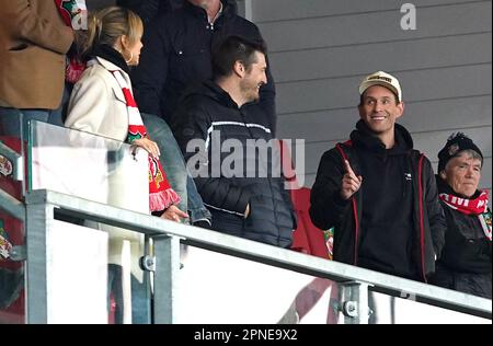 Kaitlin Olson (left) and Glenn Howerton during the Vanarama National League match at The Racecourse Ground, Wrexham. Picture date: Tuesday April 18, 2023. Stock Photo