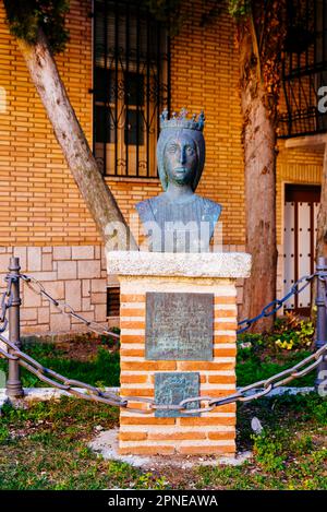 Bronze bust of Isabel the Catholic. After being named heir to the crown, Isabel lived in the town of Ocaña. Ocaña, Toledo, Castilla La Mancha, Spain, Stock Photo