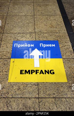 Signposts for Ukrainian refugees at the main railway station, Germany, North Rhine-Westphalia, Cologne Stock Photo