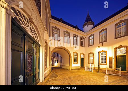 archway house with Begas House in the evening, Museum of Art and Regional History, Germany, North Rhine-Westphalia, Lower Rhine, Heinsberg Stock Photo