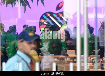 Mumbai, India. 18th Apr, 2023. MUMBAI, INDIA - APRIL 18: Huge crowd queue up outside, during inauguration of 'Apple Store', first outlet opened in India, at Bandra-Kurla Complex on April 18, 2023 in Mumbai, India. (Photo by Anshuman Poyrekar/Hindustan Times/Sipa USA) Credit: Sipa USA/Alamy Live News Stock Photo