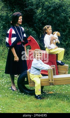 QUEEN SILVIA OF SWEDEN plays with crown princess Victoria and Carl Philip at Öland during summer holiday Stock Photo