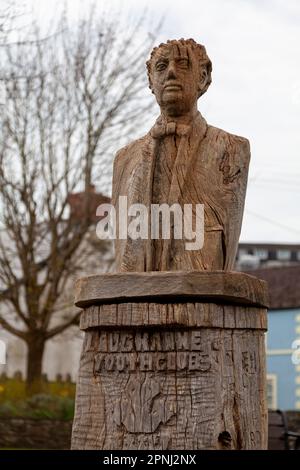 Laugharne, Carmarthenshire, Wales, UK@ carved wooden bust of the  Welsh poet Dylan Thomas, Sculpted by Simon Hedger Stock Photo